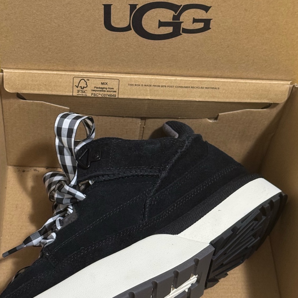 New in box UGG Goldencush plaid platform tennis shoes Tout all gender black & wh